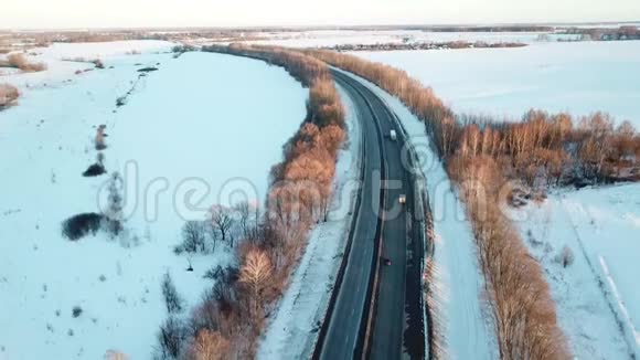 冬天的路空中观景景观视频的预览图
