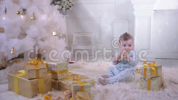 幼儿靠近圣诞树吃百吉饼视频的预览图