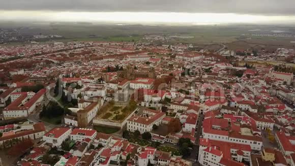 历史名城埃沃拉白色的房子和红色的屋顶葡萄牙视频的预览图