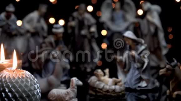 圣诞老人插着蜡烛的圣诞人物形象视频的预览图