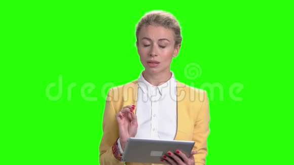商务女性与PC平板电脑的色度关键背景视频的预览图