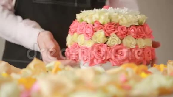 花商女人收集一束花温柔的大束桃花玫瑰视频的预览图
