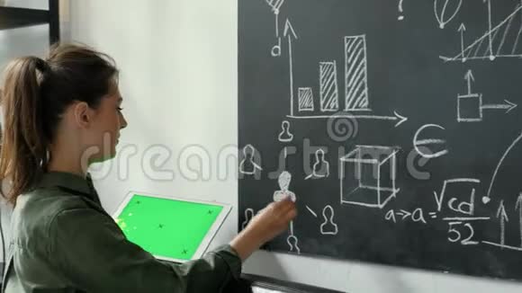 4K老师在黑板上写数学公式并与她的20S班4K视频的预览图