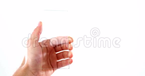 双手假装使用手机视频的预览图