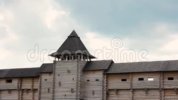 古老的木制堡垒和万里无云的天空视频的预览图