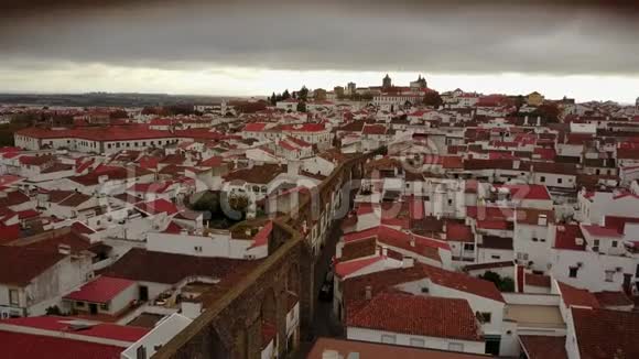 历史名城埃沃拉白色的房子和红色的屋顶葡萄牙视频的预览图