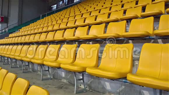 黄色体育场座位放大视频的预览图