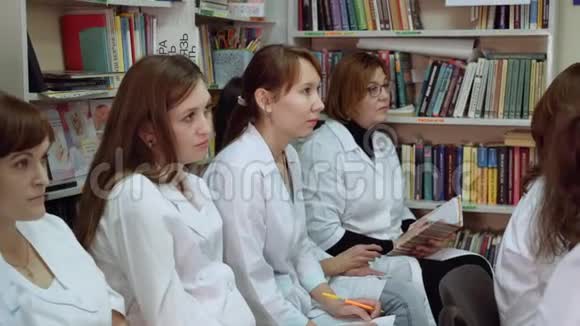 医护人员在办公室集合开会视频的预览图