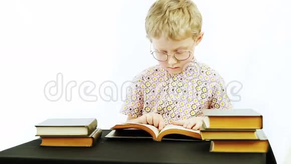 小男孩看书视频的预览图