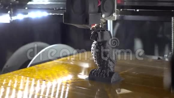 三维打印机打印小鸟雕像视频的预览图