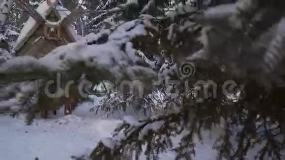 冬季森林股票录像中的鸡腿小屋视频的预览图