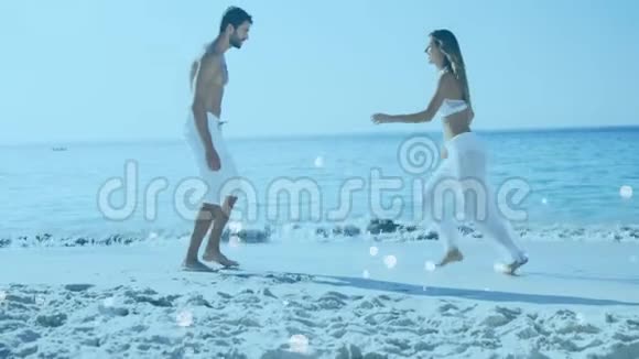 一对在海滩上享受白色泡泡效应的情侣视频的预览图