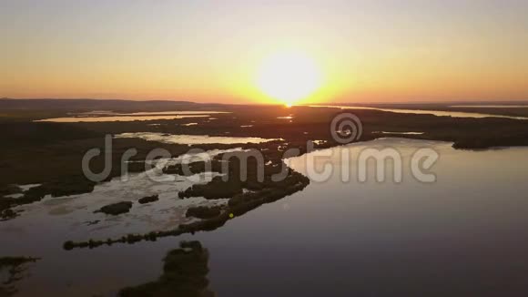 日落鸟瞰多瑙河三角洲湿地视频的预览图