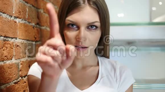 严肃的女人用手指指着镜头视频的预览图