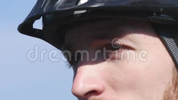 骑自行车的人戴着自行车头盔对着天空视频的预览图