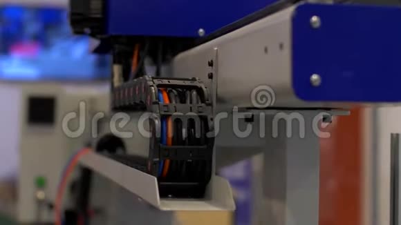 机器人在生产线上工作视频的预览图