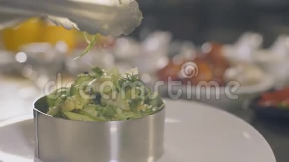 厨师正在用海鲜做海藻沙拉慢动作视频的预览图