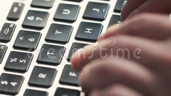 键盘上男性手打字的特写视频的预览图