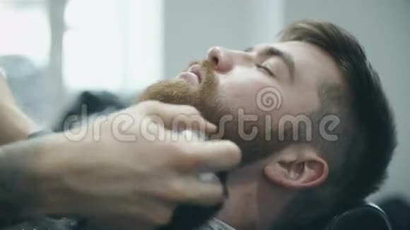 专业理发师清洗男性面部视频的预览图