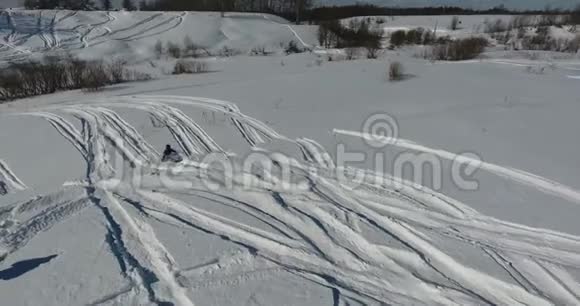 冬山雪地摩托上的人视频的预览图