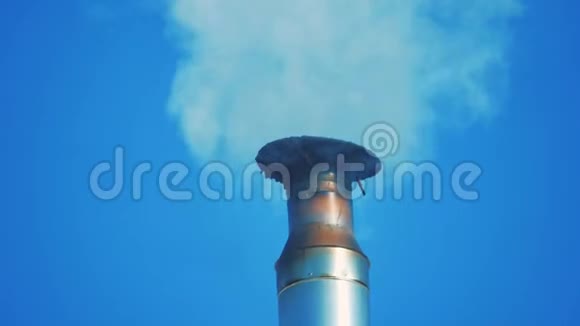 烟囱顶管冬雪烟囱化工厂生活方式环境污染视频的预览图
