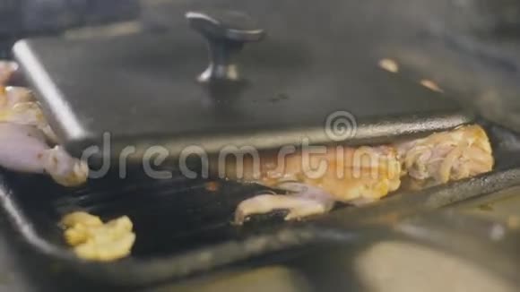 厨师正在准备烤鸡慢动作视频的预览图