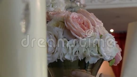 花商检查一束粉彩玫瑰视频的预览图