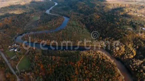 拉脱维亚锡古尔达春季飞越高贾河视频的预览图