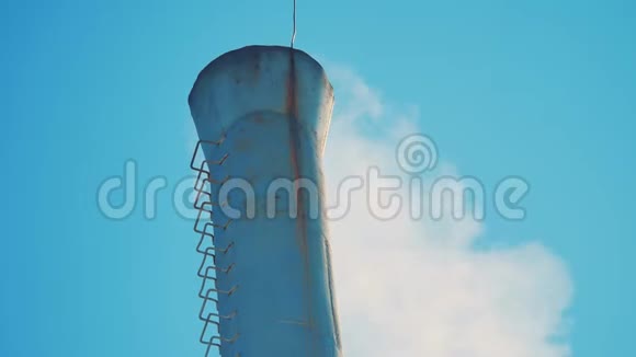 烟囱顶管一冬雪生活方式烟囱化工厂环境污染视频的预览图