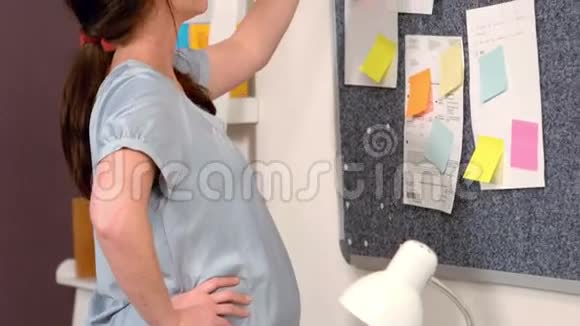 孕妇在船上贴纸条视频的预览图