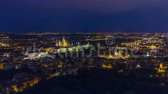 从捷克共和国佩特林观察塔欣赏布拉格市美妙的夜景视频的预览图