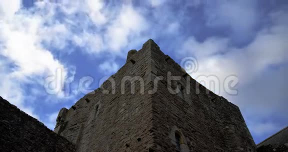 穿过城堡塔的云层的时间视频的预览图
