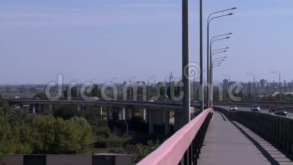 晴天从桥梁到道路交通视频的预览图