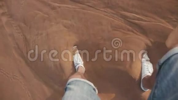 脚在沙子里干旱阿联酋的沙漠沙丘视频的预览图