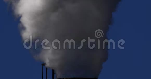 诺曼底的卡恩附近有水蒸气的糖精炼厂实时4K视频的预览图