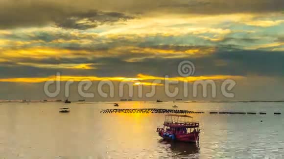 海上日落的时间流逝与船泊前景视频的预览图