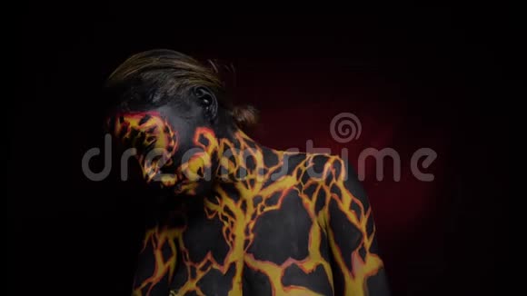 红色背景火山熔岩图像中的女孩视频的预览图
