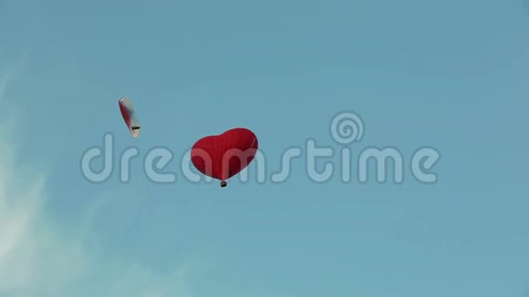 热气球和滑翔伞视频的预览图