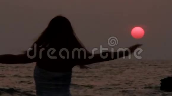 无忧无虑的女人在夕阳下跳舞视频的预览图
