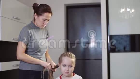 一个漂亮的女人编她小女儿的辫子在头上编辫子视频的预览图