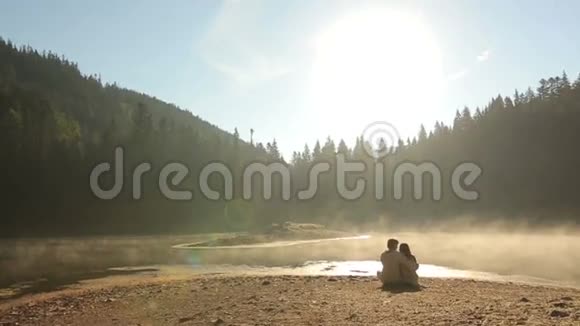 一对年轻貌美的情侣身着乌克兰传统服饰坐在西内维尔湖畔视频的预览图