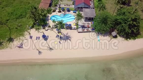 泰国热带岛屿海边豪华海滨别墅区的鸟瞰图视频的预览图