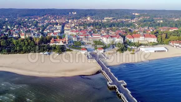 索不达度假胜地波兰木制码头和码头空中录像视频的预览图