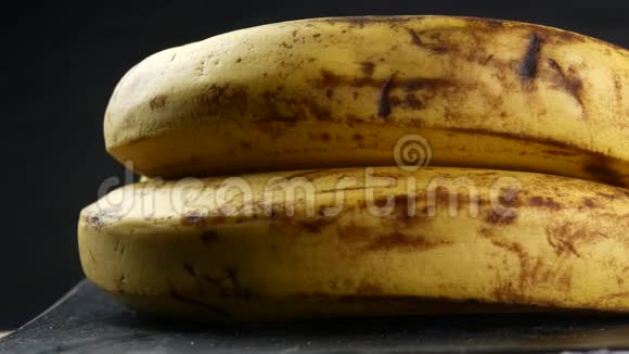 香蕉皮的极端特写镜头香蕉皮肤表面在宏观关闭与滑动相机移动视频的预览图