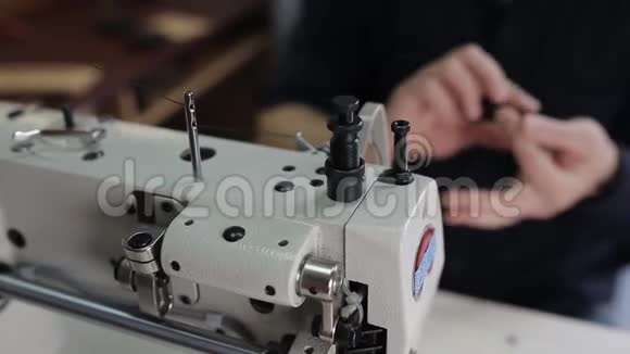 用缝纫机缝制皮革缝纫机视频的预览图