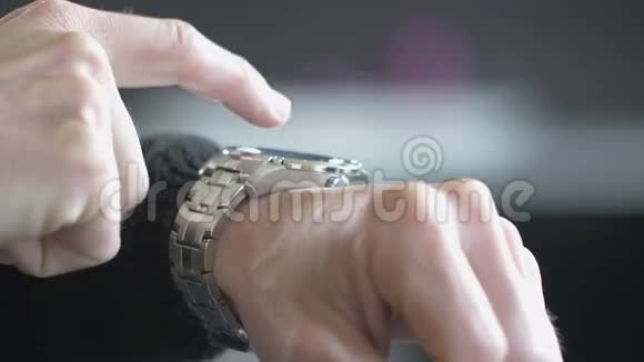 人类使用他的智能手表视频的预览图