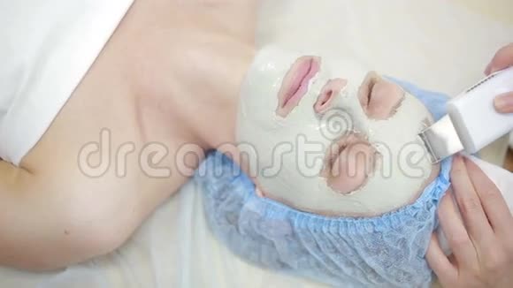女性接受spa治疗的脸深层洁面超声波视频的预览图