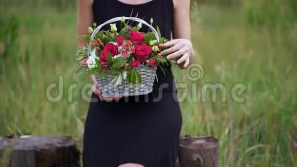 一位美丽年轻的女士欣赏和闻着一束鲜花的特写肖像视频的预览图