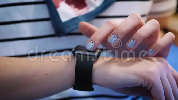 在智能手表可穿戴设备的触摸屏上用手指做各种手势女孩坐在视频的预览图