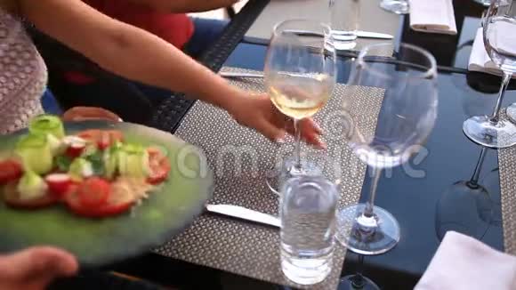 服务员提供宴会桌一对在餐馆里喝着酒视频的预览图